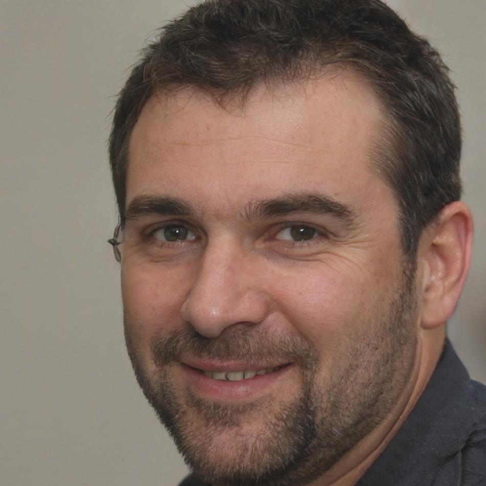 Portrait de Marc Dubois, expert en crédit immobilier